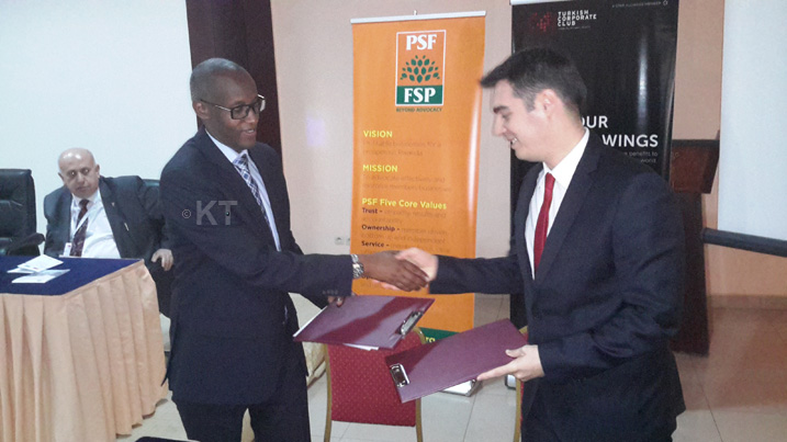  Umuyobozi wa Turkish Airlines mu Rwanda, Omer Faruk Korkmaz hamwe n