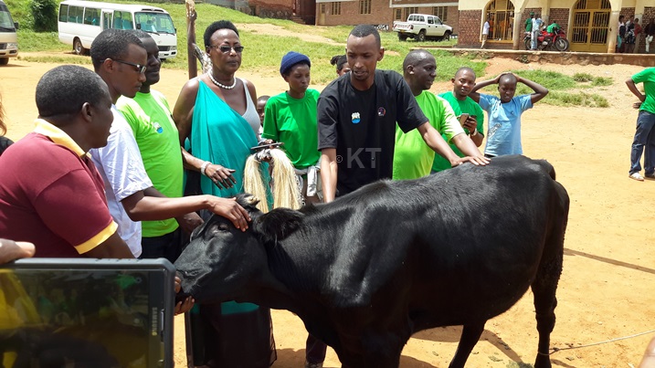 Urubyiruko rwa AERG na GAERG mu bikorwa byo kwitura Abanyarwanda n
