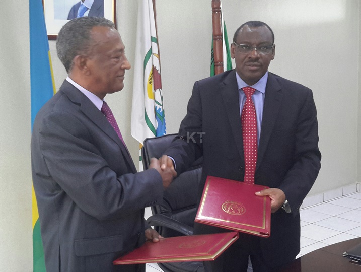 Ministiri Gatete na Makonnen uhagarariye AfDB, nyuma yo gushyira umukono ku masezerano y