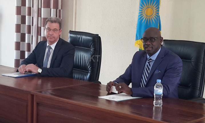  Serge Bremmertz na Ministiri Johnston Busingye baganiriye ku mikorere mishya y