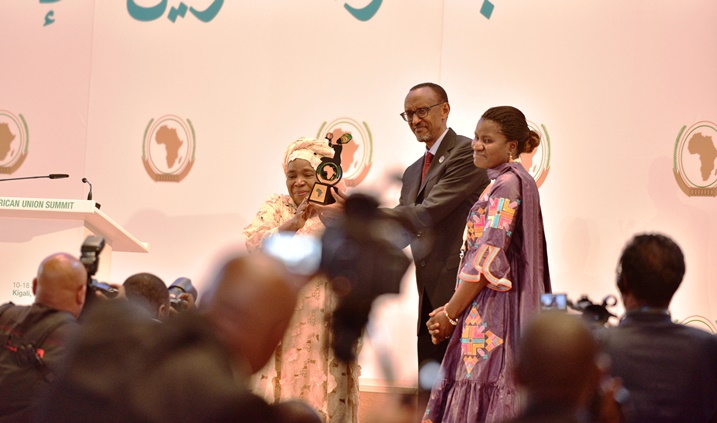 Perezida Kagame yakiriye igihembo kubera guteza imbere abagore (Photo: Muzogeye P)