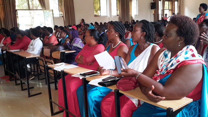 Abagore bashamikiye kuri FPR-Inkotanyi muri Kicukiro, barimo kuririmba indirimbo yiswe ngo "Ntawe usimbura ikipe itsinda."