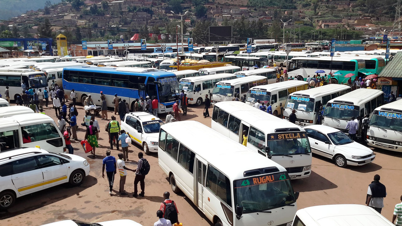 Imodoka zitwara abagenzi muri gare ya Nyabugogo