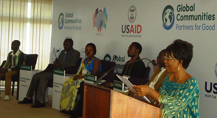 Zaina Nyiramatama (ubanza ibumoso) na bamwe mu bagenerwabikorwa ba Higa Ubeho bashima uburyo uyu mushinga wabafashije mu itarambere.