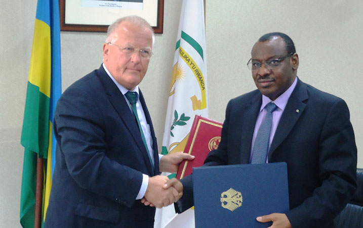 Minisitiri Gatete na Ambasaderi Fahrenholtz bamaze gushyira umukono ku masezerano y