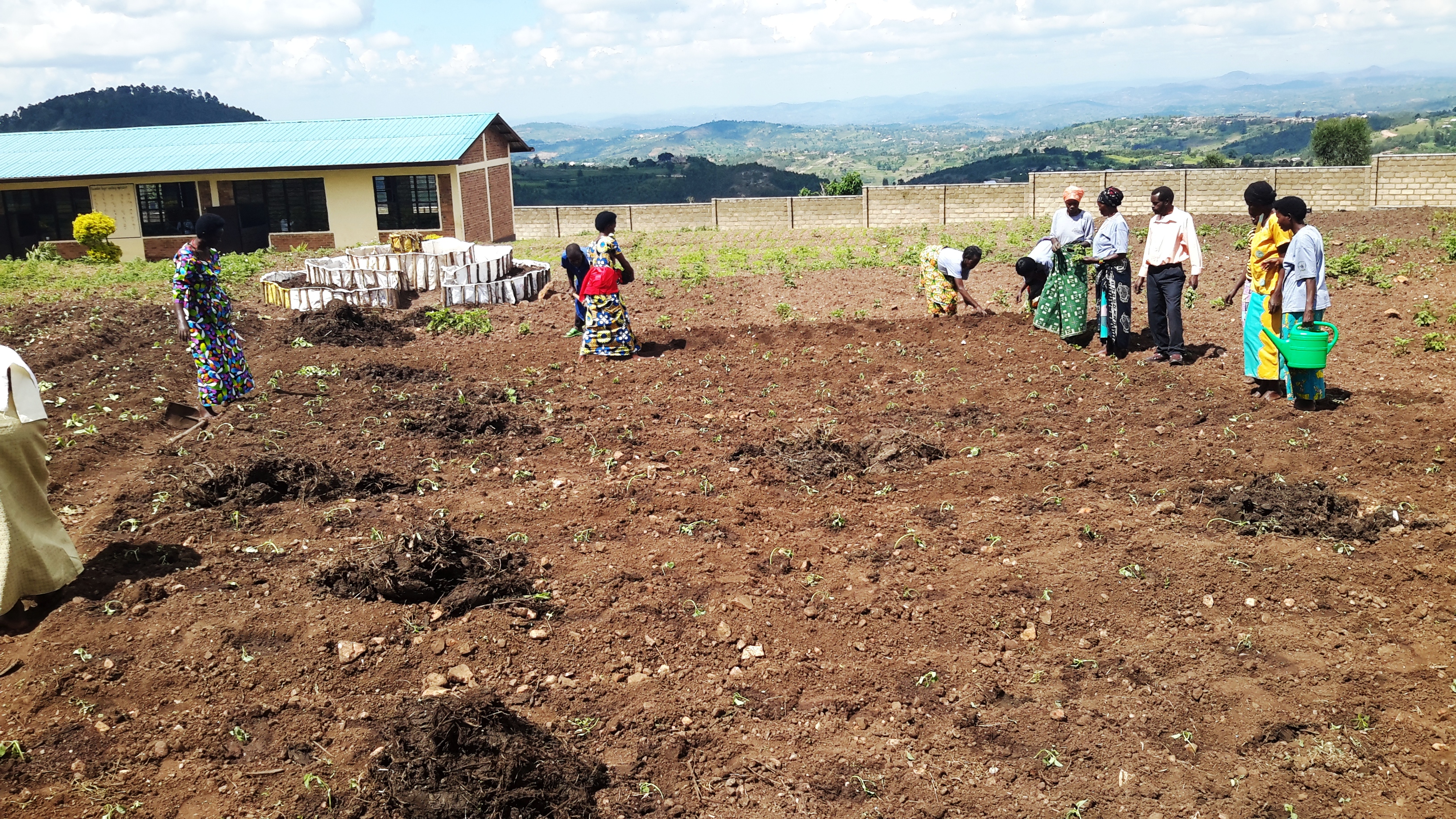Ibigo ngo ntibitinyuka gukoresha abanyeshuri imirimo hamwe na hamwe ngo bakoresha abaturiye ikigo