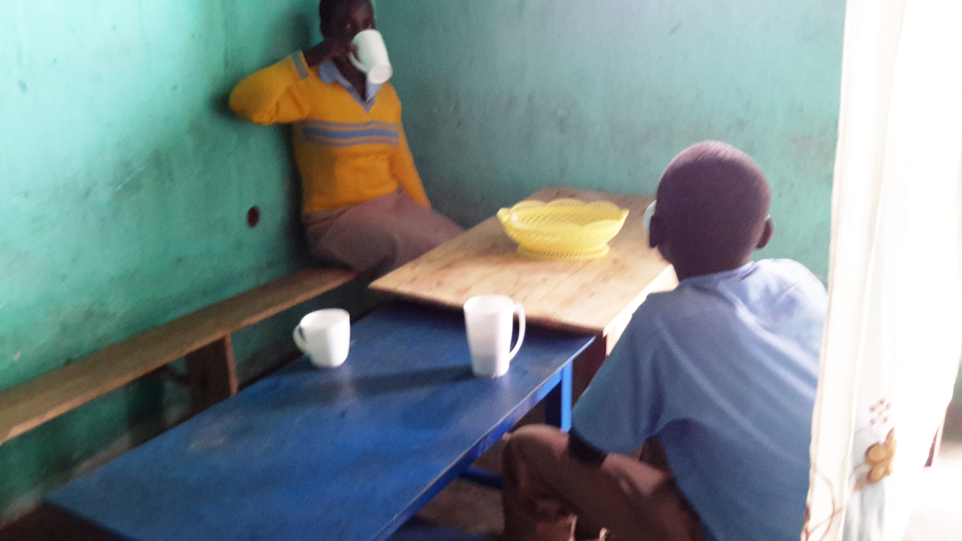 Mu gihe bamwe mu bana bafatira amafunguro ya ku manywa ku ishuri, abandi bajya hanze kwigurira amandazi, bakaba ari ho bakura imico mibi