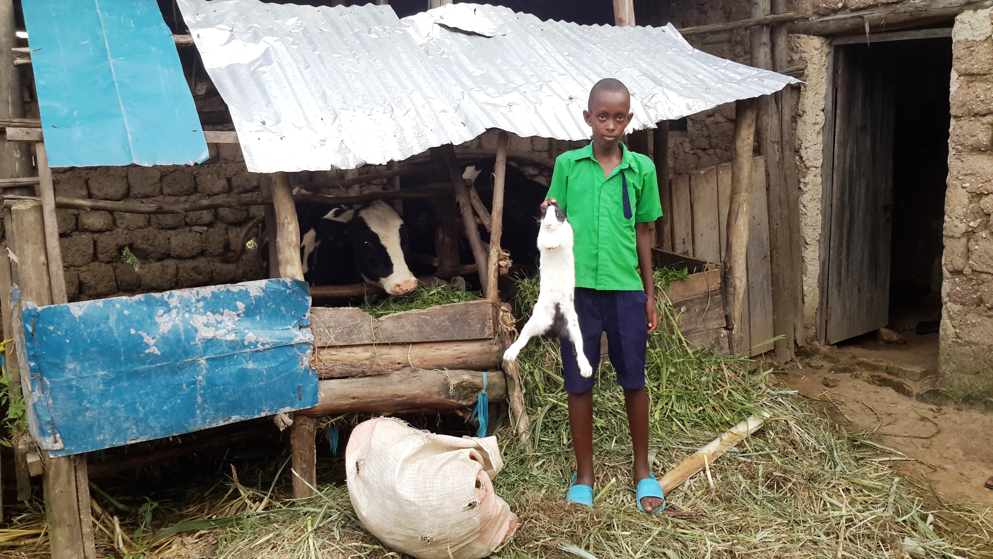 Umwana witwa Cyusa avuga ko kugeza ubu adashobora gusaba ababyeyi ibikoresho by