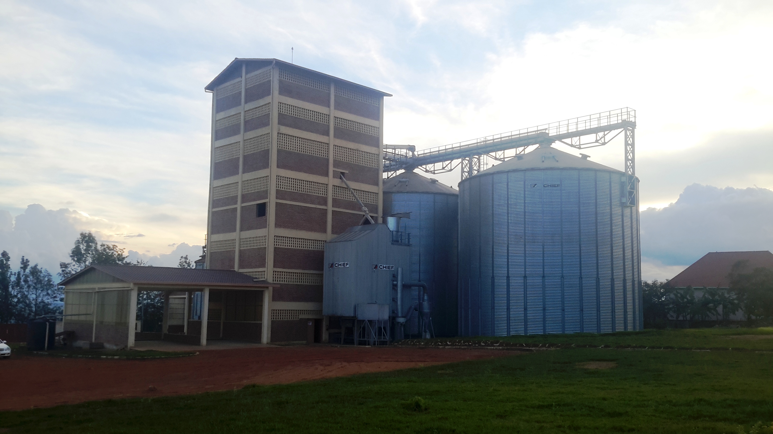 Ibigega bya Leta ngo birimo ibiribwa bizatunga abaturage bangirijwe n