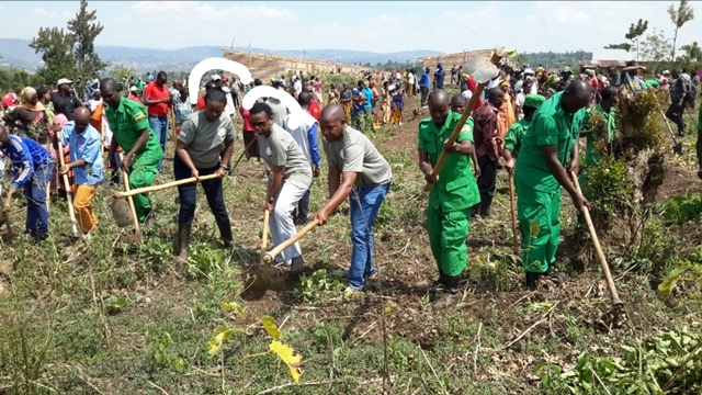 Abaturage bazindukiye mu muganda udasanzwe wo gusiza ibibanza by'ahazubakwa amazu ya bagenzi babo muri Nyarugenge kuri uyu wa gatandatu