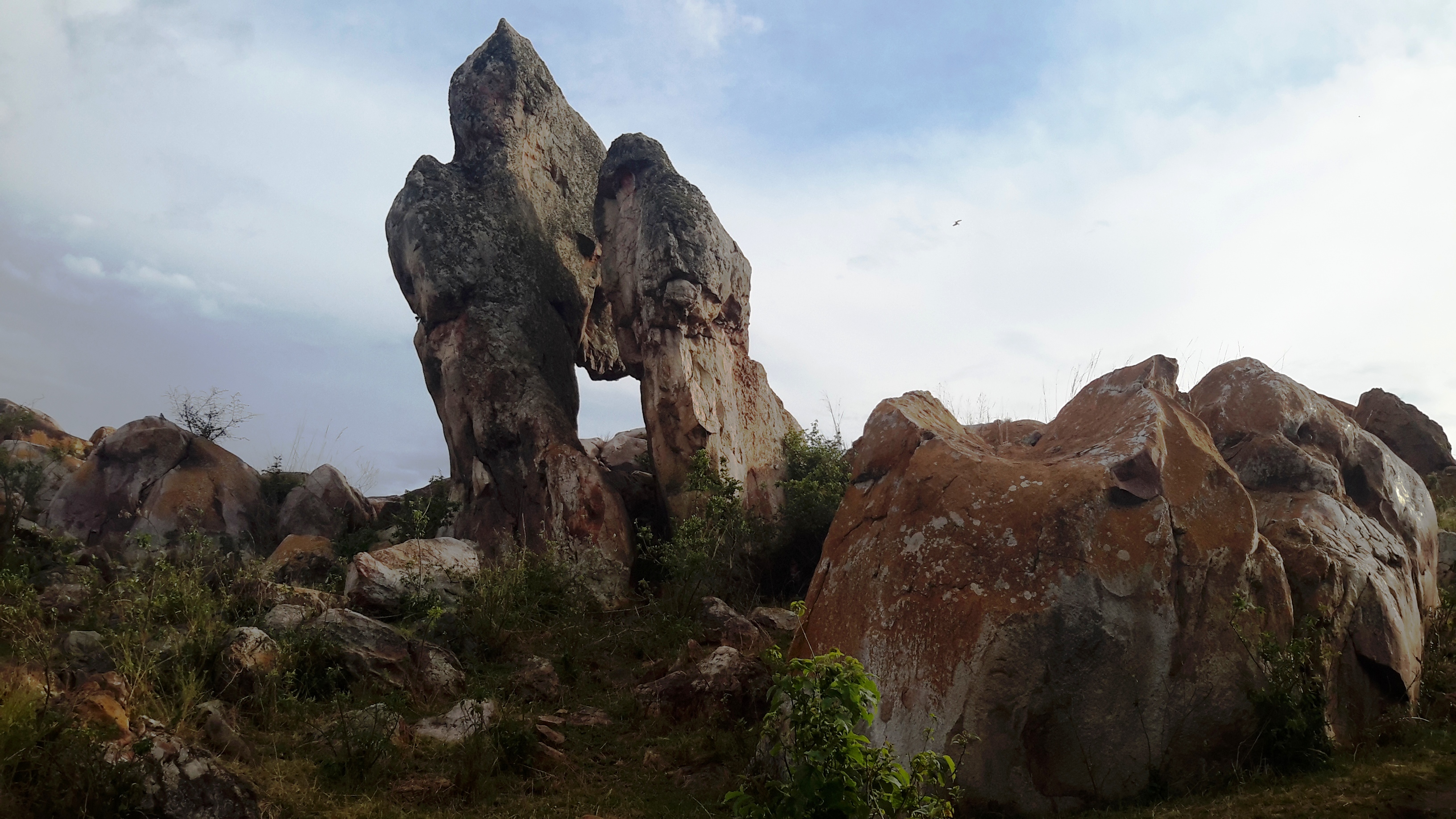 Amwe mu mabuye agize uyu musozi afite amashusho y'ibintu bizwi ku buryo umuntu yakeka ko hari uwayabaje