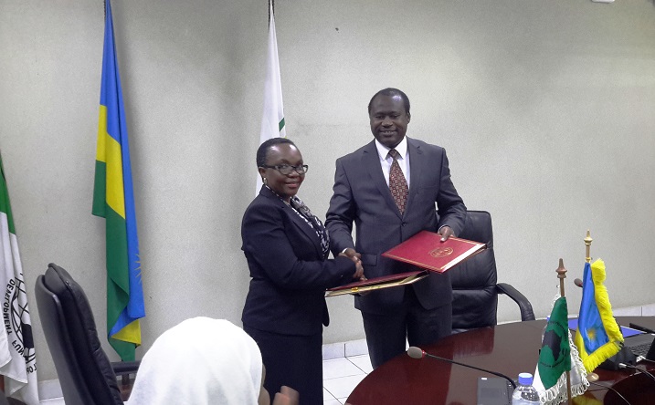 Minisitiri Dr Uzziel Ndagijimana hamwe na Mme Martha Phiri wa AfDB, bahererekanya amasezerano y