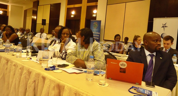 Ministiri muri MYICT na Ministiri muri MIGEPROF (ukurikiyeho) mu nama yo gushakisha icyakorwa ngo abana barindwe ibibi by