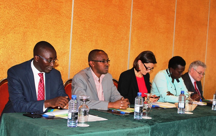 Abakozi muri MINECOFIN n'abafatanyabikorwa muri gahunda y'ubukangurambaga bwo kwizigama.