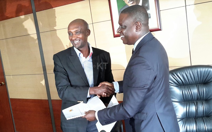 Umuyobozi wa RRA ahererekanya amasezerano y'imikoranire na Perezida wa PSF, nyuma yo kuyashyiraho umukono.