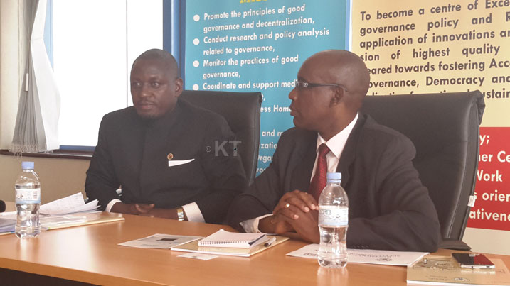 Umuvunyi Mukuru wa Kenya(ibumoso), Dr Otiende Amollo, hamwe n