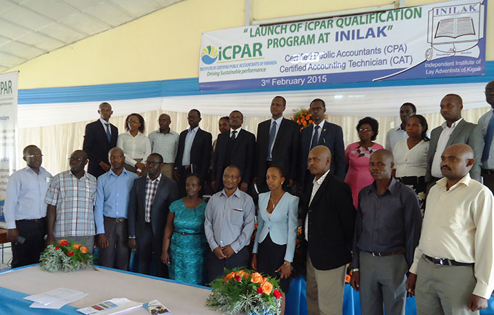 Abayobozi ba iCPAR n'aba INILAK, nyuma yo kwemeza amasezerano y'ubufatanye mu kwigisha iby'ibaruramari, ku wa kabiri tariki 03/02/2015.