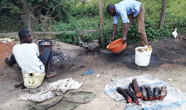 Niyonzima agurisha ibonono by'inka yabanje kubyotsa no kubyoza.