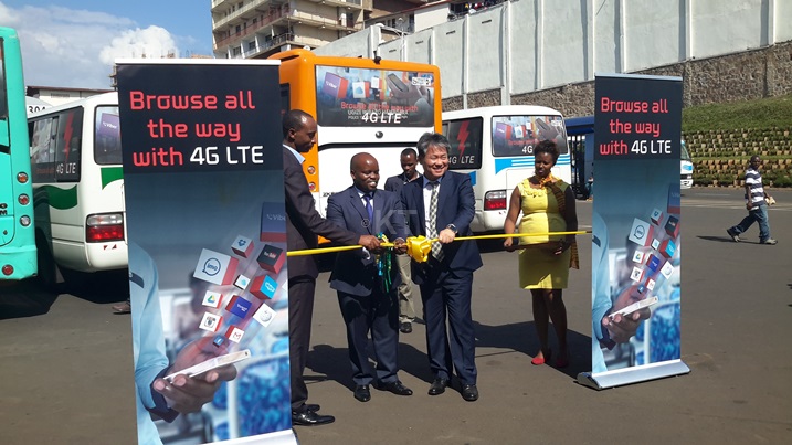 Ministiri Jean Philbert Nsengimana atangiza internet yihuta ya 4G ikoreshwa mu modoka.