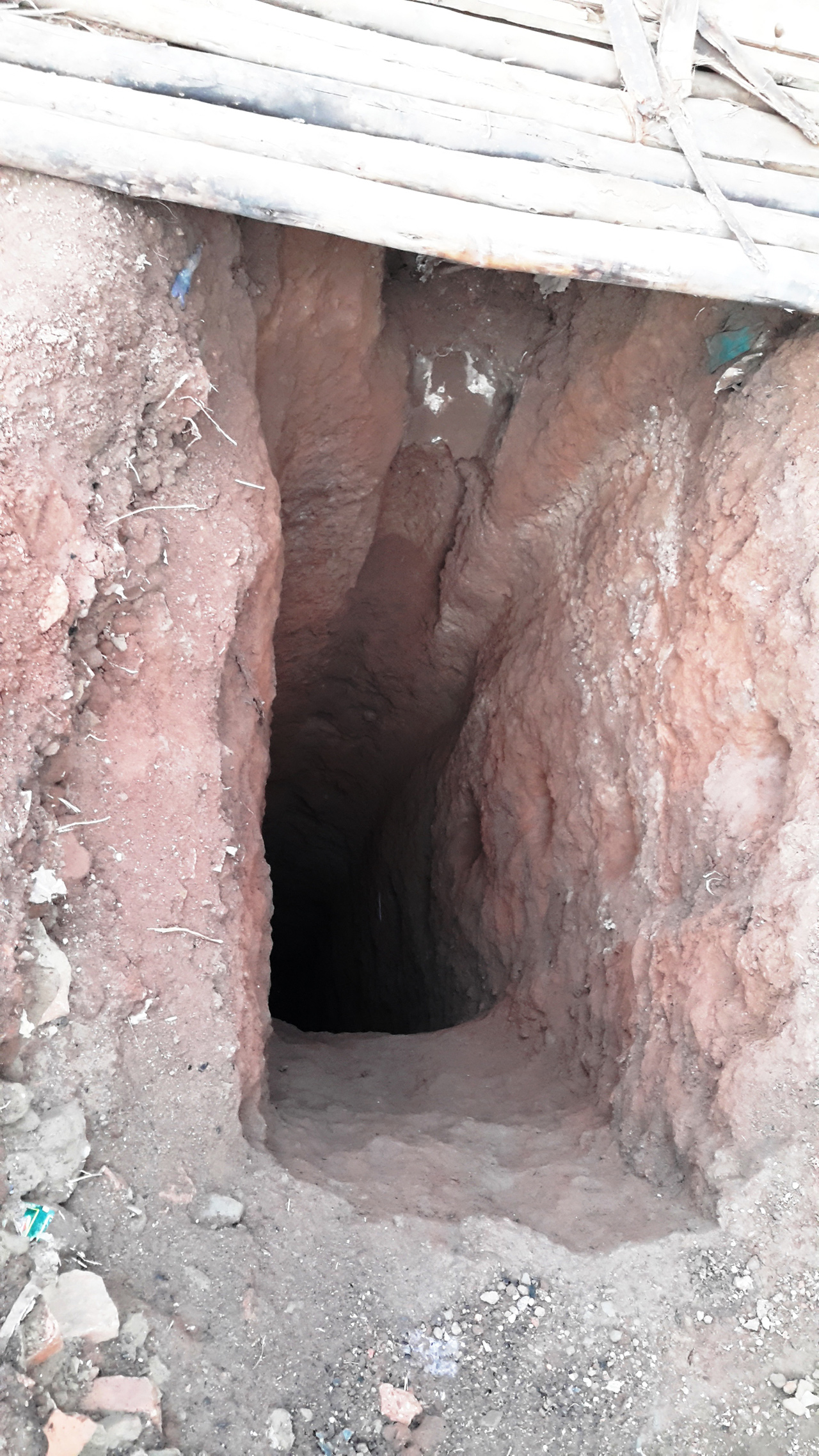 Ibyobo byitwaga CND muri Jenoside biri mu rugo rw'uwitwa Munderere, amazu ye akaba akomeje gusenywa no gushakwamo Abatutsi bahaguye