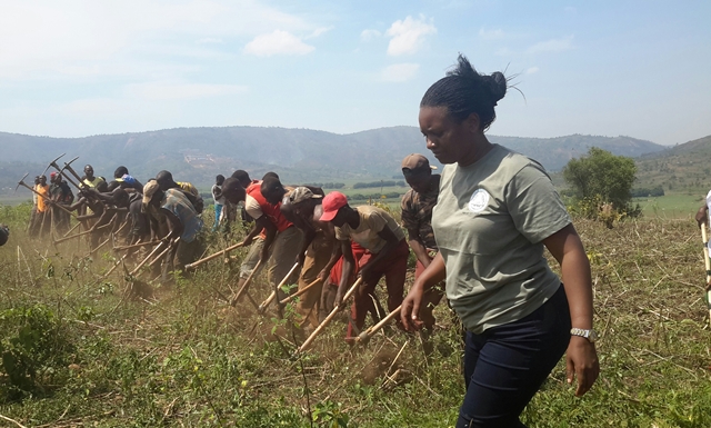 Umuyobozi wa Nyarugenge, Kayisime Nzaramba mu muganda, avuga ko uyu mwaka urangira bamwe mu batuye mu manegeka bimuwe