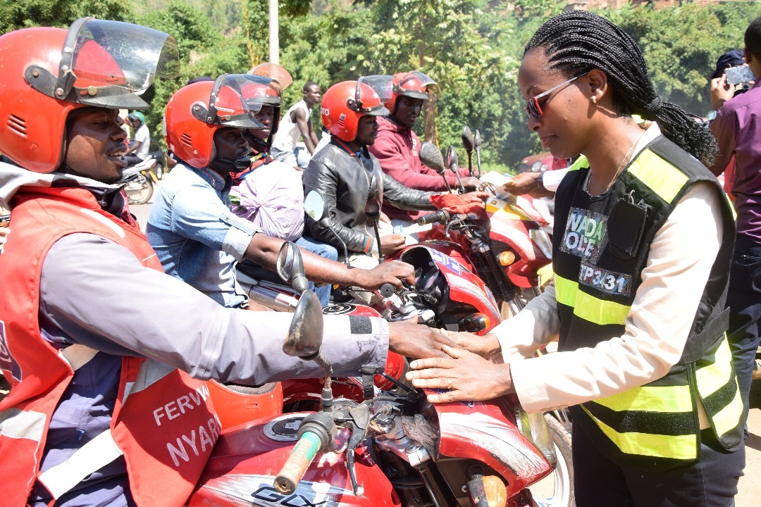 Ubuyobozi bw'Umujyi wa Kigali bwakoreye ubukangurambaga ahitwa ku Giticyinyoni, aho busaba abatwara ibinyabiziga kubahiriza amategeko y'umuhanda 