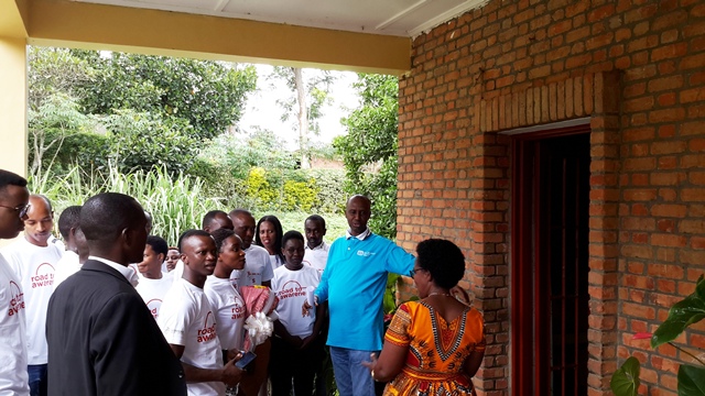 Bamwe mu bakozi ba Hoteli Marriot baretse imirimo yabo bajya gusura SOS 