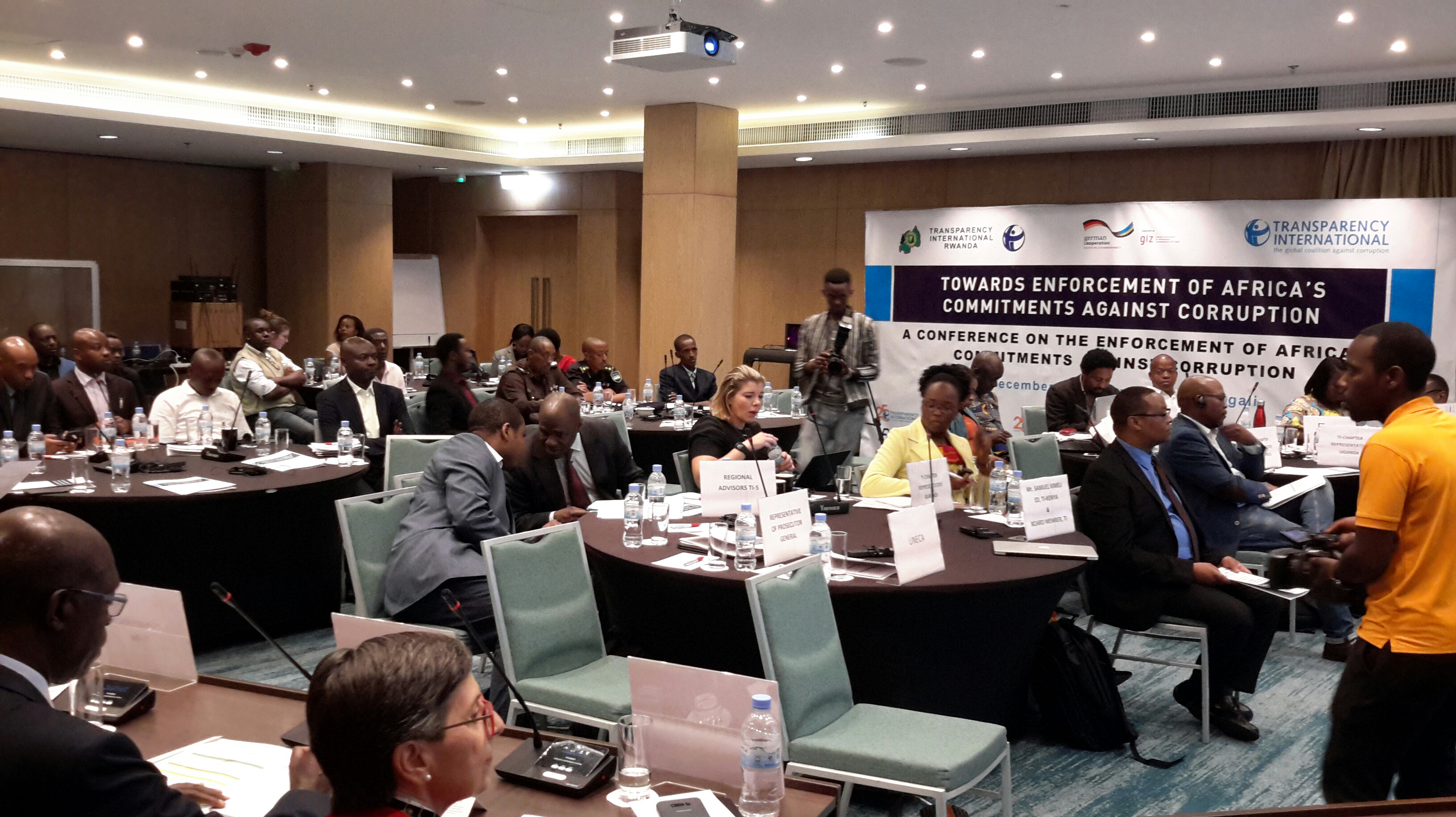 Abashinzwe kurwanya ruswa mu bihugu 10 by'Afurika Transparency International ikoreramo, bahuriye i Kigali kuri uyu wa Gatanu