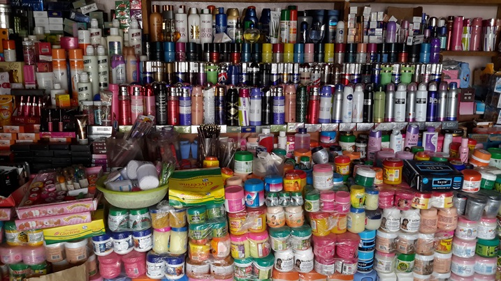 Amavuta yo kwisiga mu iduka i Nyabugogo.