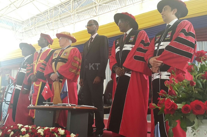 Ministiri w'uburezi(wambaye costume), hamwe n'abayobozi ba Kaminuza ya Kigali, ku munsi wo gutanga impamyabushobozi.