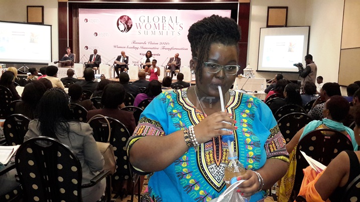 Kwizera anywa amazi mabi akoresheje umuheha uyayungurura.