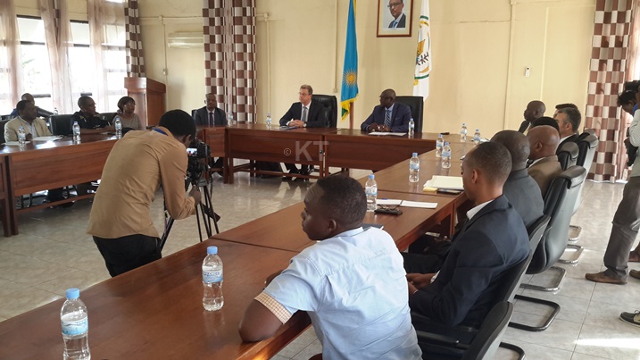 Serge Bremmertz, Ministiri Busingye, abashinzwe inzego z'ubutabera mu Rwanda ndetse n'itsinda ryazanye n'uwo mushinjacyaha.