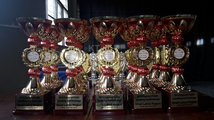 Buri tsinda ryitabiriye amarushanwa rihabwa igikombe cy'ishimwe.