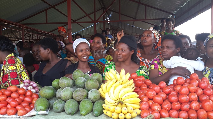  Abari abazunguzayi bagaragaza akanyamuneza, nyuma yo guhabwa isoko ry'i Nyabugogo.