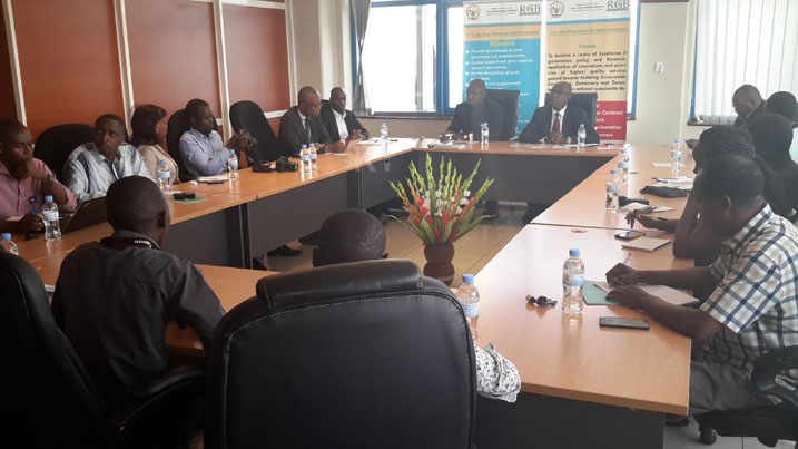 Dr Otiende yasobanuriwe ko Itangazamakuru mu Rwanda rimaze kugera aho ryigenzura kandi harimo kuvuka ibitangazamakuru byinshi, mu rwego rwo kwisanzura mu gutanga amakuru.