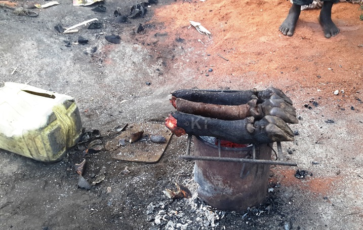 Arabanza akabishyira ku mbabura akabibabura mbere yo kubitunganya.