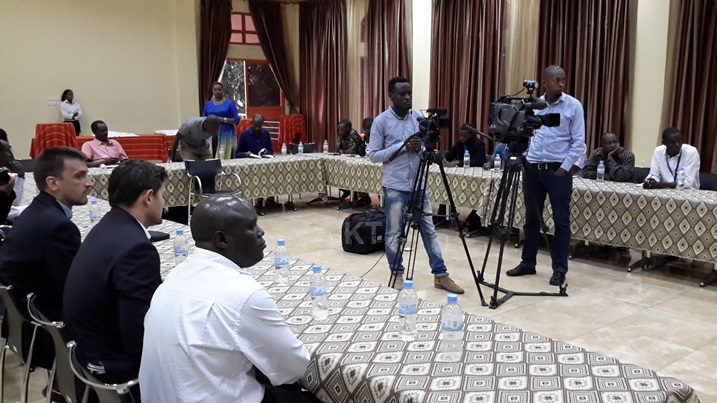 Bamwe mu banyamakuru n'abandi bitabiriye ikiganiro cyatanzwe na Transparency International.