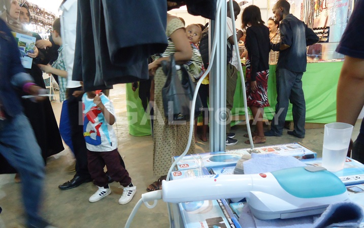 Ipasi itera imyenda bitagombye ko iramburwa ku meza (n'ubwo yaba imanitse ku mugozi), igahanagura imyanda ku myenda no ku ntebe.