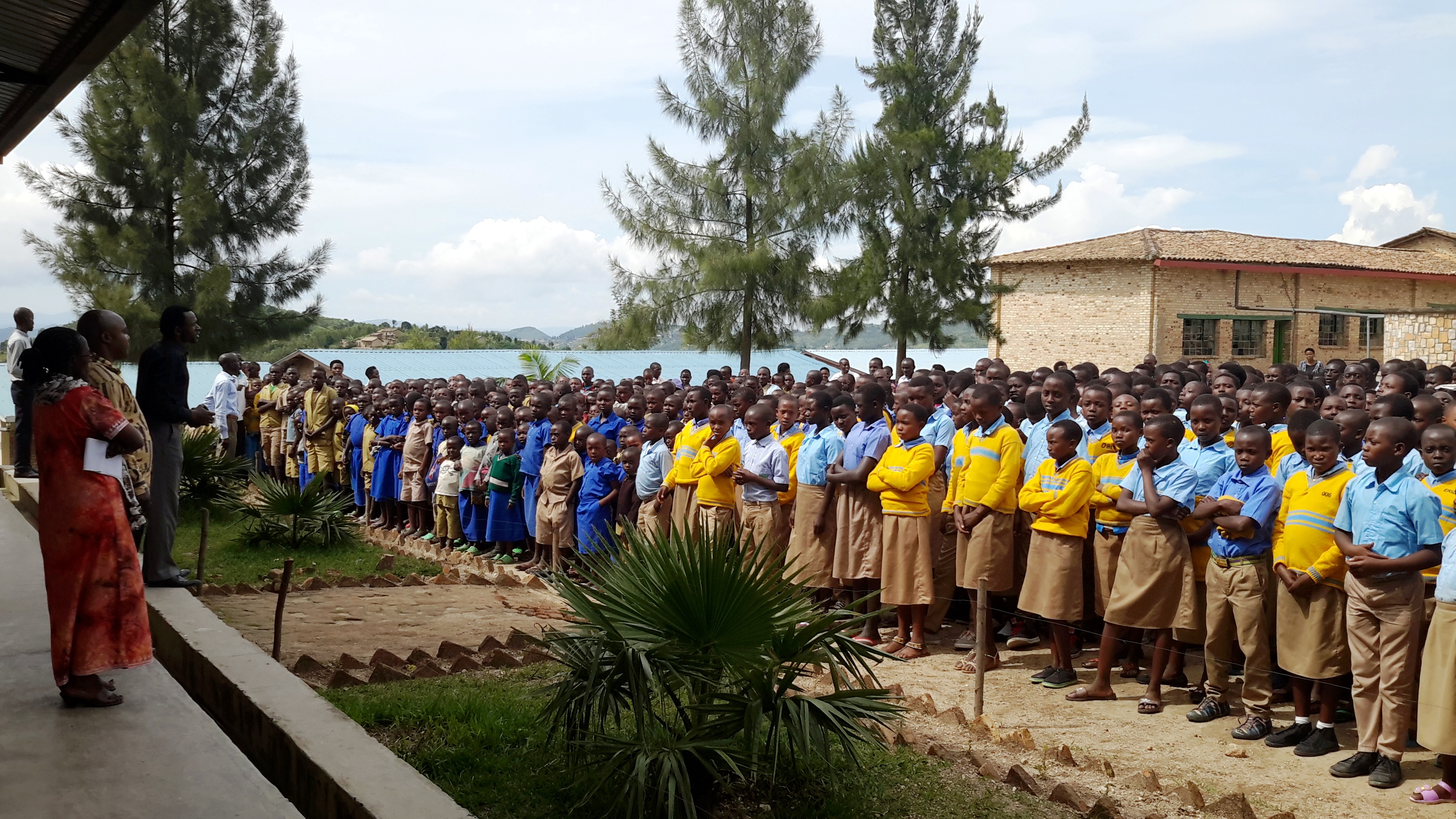 Abanyeshuri biga mu rwunge rw'amashuri rwa Ruyanza bagirwa ibirara n'agasantre kitwa Dubai