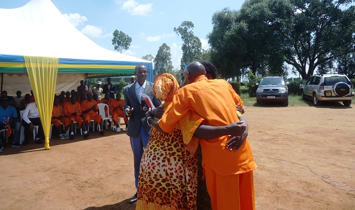 bamwe mu bakoze Jenoside basabanye n'abo biciye nyuma y'uko bahawe imbabazi 