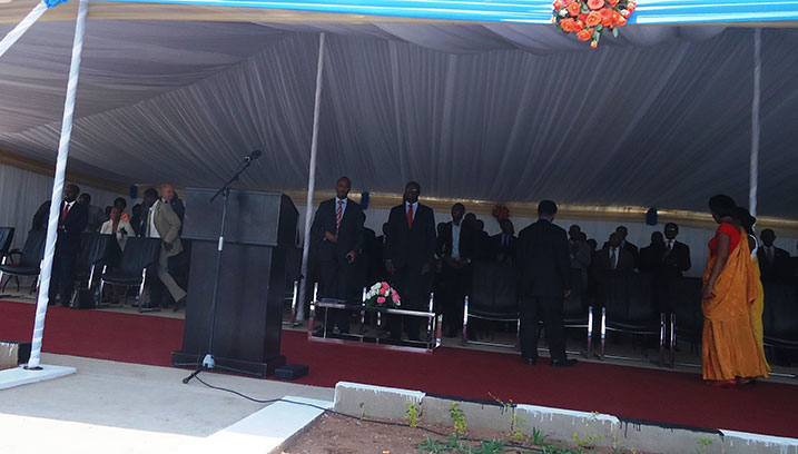 Abayobozi bakuru muri Leta y'u Rwanda n'ab'Itorero ry'Abadivantisti ku rwego mpuzamahanga bataha inyubako ya AUCA.