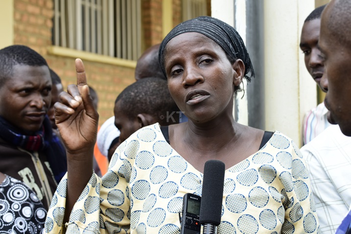 Uyu mugore avuga ko abayobozi basoje manda bamurangaranye.