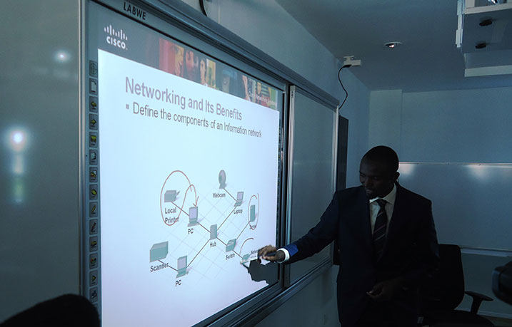 Ibyumba by'amashuri y'ikoranabuhanga muri AUCA bifite ibikoresho bigezweho bikorana na mudasobwa, ku buryo nta ngwa, nta mpapuro cyangwa ibindi bikoresho bya gakondo bikenerwa.