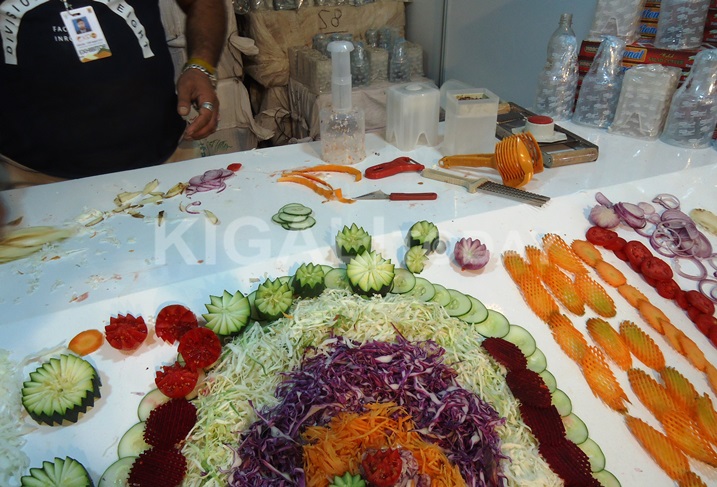 Utwuma dukatagura ibiribwa mu buryo butandukanye, hamwe n'uburyo ibyo biribwa biba bimeze nk'umutako nyuma yo gutunganywa.