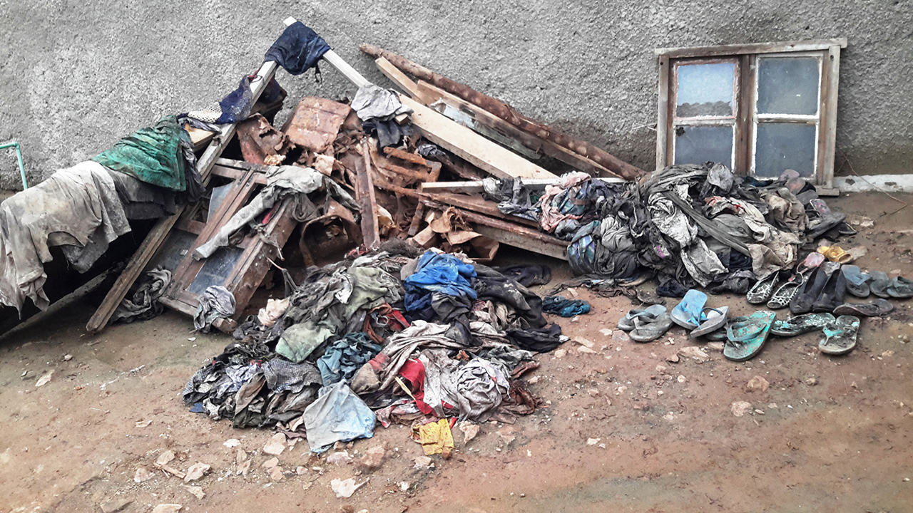 Imyenda n'ibindi bisigazwa bakuye muri icyo cyobo