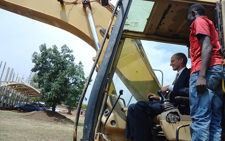 Umuyobozi w'Itorero ry'abadivantisti b'umunsi wa karindwi atangiza gusiza ikibanza, ahazubakwa ishuri mpuzamahanga ry'ubuvuzi.