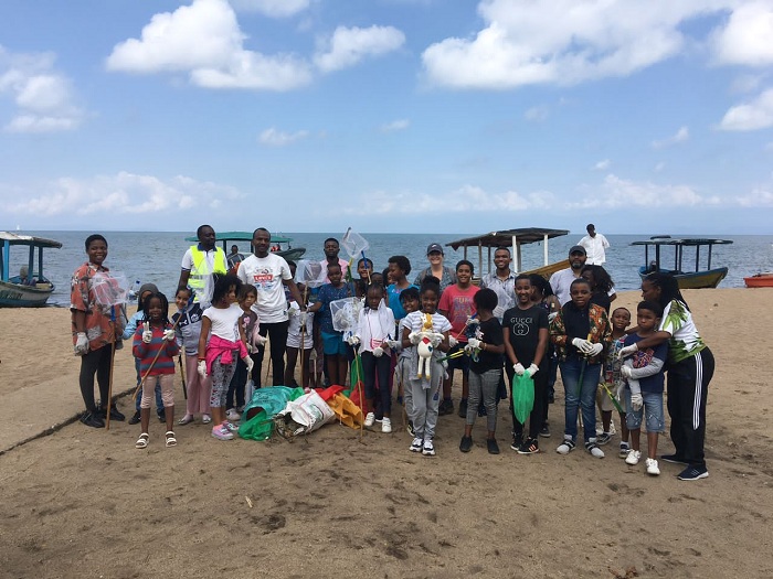 Abanyeshuri ba Isoko/la source bamaze gukura imyanda mu Kivu