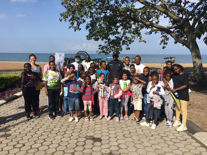 Abanyeshuri bari kumwe n'ubuyobozi bwa Polisi bwabaherekeje muri icyo gikorwa