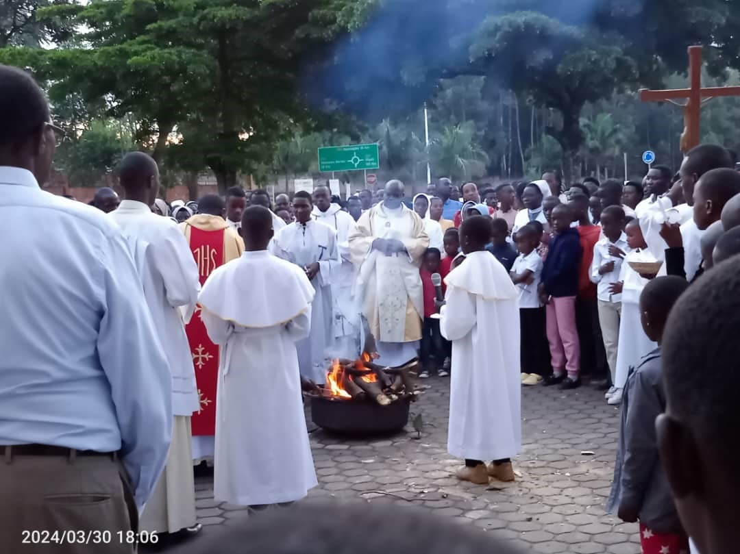 Igitaramo cya Pasika gitangirira ku gicaniro gicanirwaho itara rya Pasika