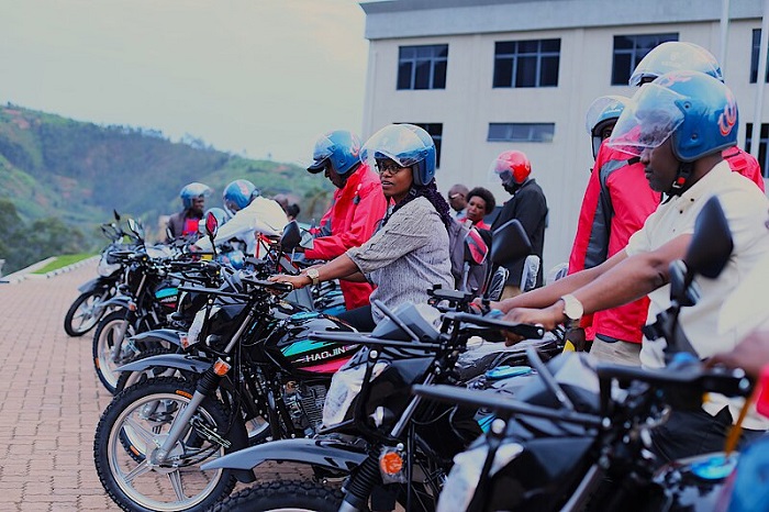 Bashimiye Umukuru w'Igihugu watekereje ku kazi katoroshye bakora, akabagenera moto